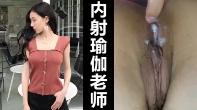 两个女生把室友女同学衣服扒光强行掰开腿用牙刷整根插入逼里