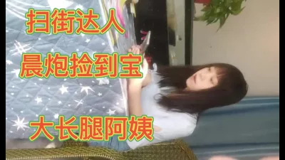 美女玩假吊