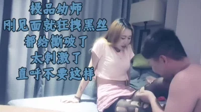 阿巴阿巴高颜值美女密码房自慰诱惑脱下内衣揉捏奶子苗条身材椅子上张开双腿玻璃棒抽插浴室洗澡湿身