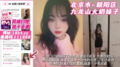 小哥出差晚上去洗脚城放松没想到进来的妹子太清纯漂亮了腿也好看索性帮她按腿试探