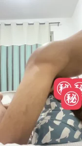 少妇周末想吃棒棒糖体育生来满足她