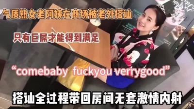 021七月最新流出商场奶茶店女厕偷拍2戴名表的气质背心美女正在尿尿隔板有个妹子说脏话骂老潘