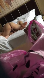 后小仙女FortuneCuttie骚逼榨精让人连续射两次射完一次帮我足交硬起来继续操她